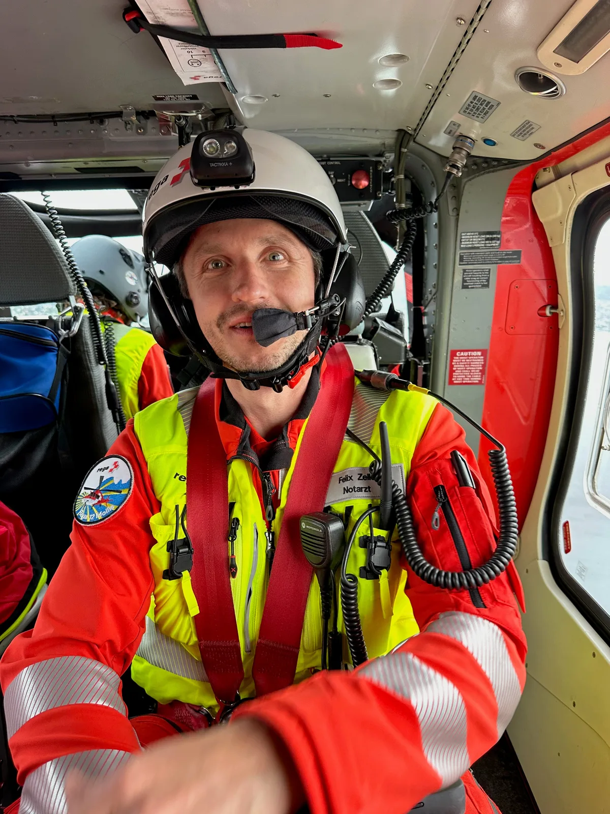 Felix Zeller war unter anderem Notarzt im Rega-Helikopter. Man sieht einen Rega-Notarzt in voller Montur.